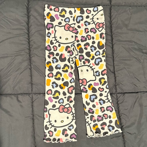 Hello Kitty Outfit - Picture 7 of 9